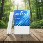 บุหรี่ Asia Star Prime ซองสีน้ำเงินลายดวงดาวและทางช้างเผือก มวนสลิมสีขาวก้นกรองลายดาวสีฟ้า วางบนโต๊ะไม้ฉากหลังป่าธรรมชาติ