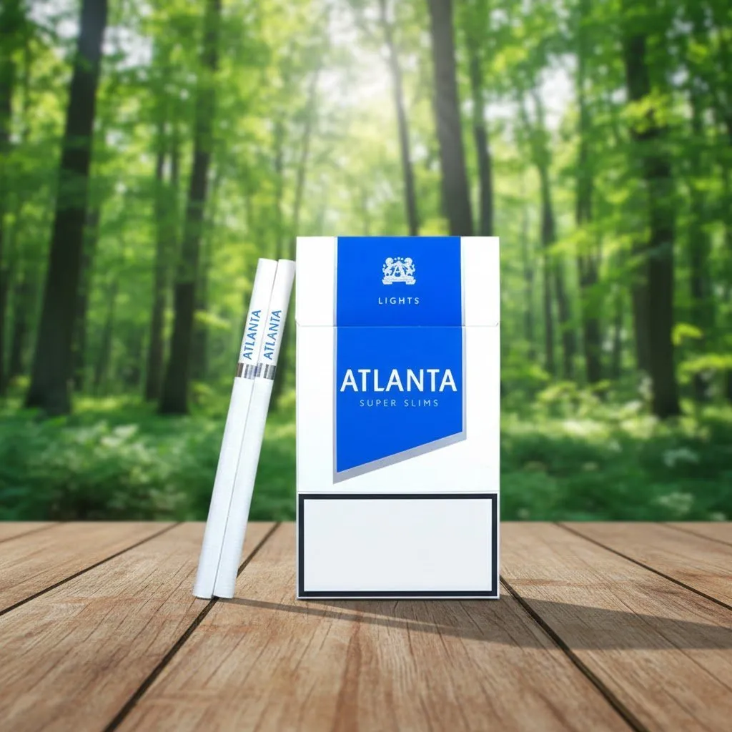 ซองบุหรี่ Atlanta Blue Super Slims สีขาวแถบฟ้า พร้อมมวนบุหรี่สลิมวางบนโต๊ะไม้ฉากหลังป่าไม้สีเขียว